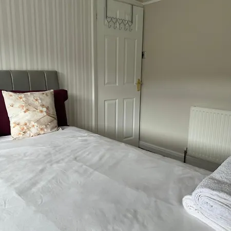 Double Bedroom In Wortley, Leeds Homestay *