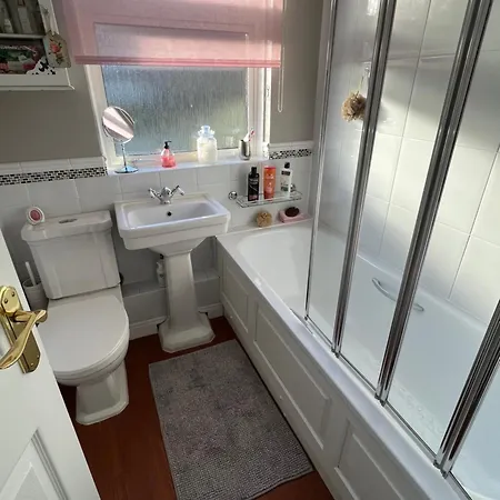 Homestay Double Bedroom In Wortley, Leeds *