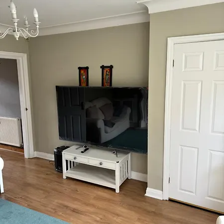 Double Bedroom In Wortley, Leeds *