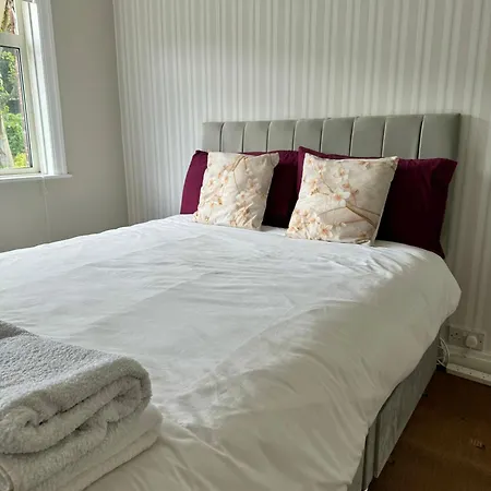 Homestay Double Bedroom In Wortley, Leeds *