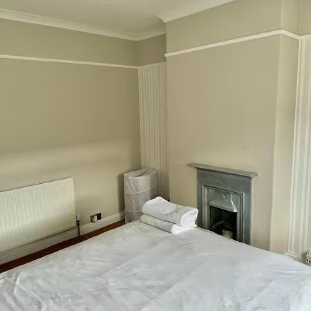 Double Bedroom In Wortley, Leeds Homestay